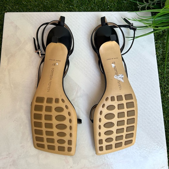 BOTTEGA VENETA
Stretch strap sandals Mid Heel 1.8”
$990 size 37  with dust bag - Picture 16 of 17